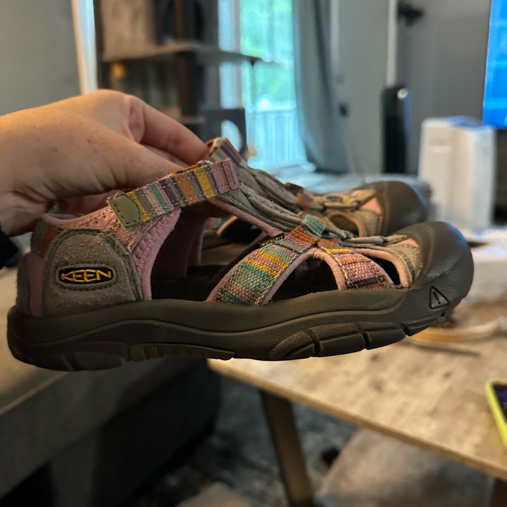 Kids keen shoes